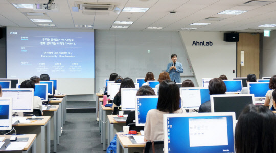 안랩은 8일 경기 성남 판교동 안랩 사옥에서 무료 SW 코딩교육 강사 양성 사회공헌 프로그램 '안랩샘' 5기를 개강했다. 수강생들이 관련 교육을 받고 있다.  안랩 제공